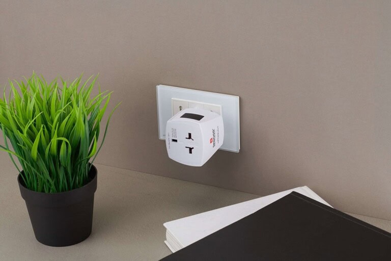 SKROSS Universal Travel Adapter